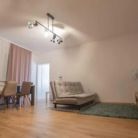 Spacious 63qm Flat Private Balcony דירה